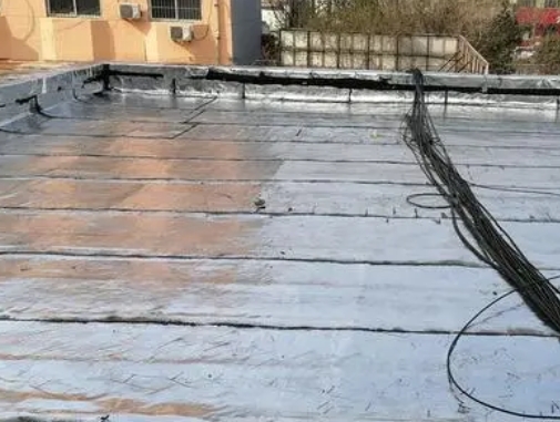 吉林卫生间漏水维修公司分享下吉林屋面楼顶防水刚性防水层施工要点。